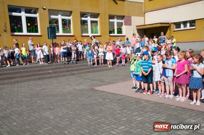 Zdjęcie w galerii na portalu naszraciborz.pl: Było nadzwyczajnie! Szkoła Podstawowa nr 18 zaprosiła na rodzinny festyn z okazji Dnia Dziecka wiadomości z regionu