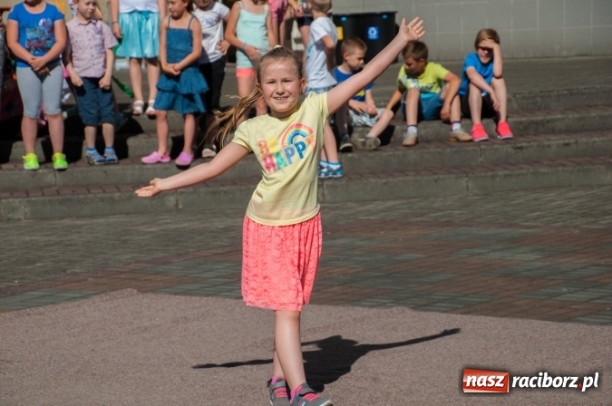 Zdjęcie w galerii na portalu naszraciborz.pl: Było nadzwyczajnie! Szkoła Podstawowa nr 18 zaprosiła na rodzinny festyn z okazji Dnia Dziecka wiadomości z regionu