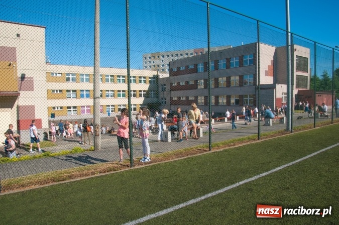 Zdjęcie w galerii na portalu naszraciborz.pl: Było nadzwyczajnie! Szkoła Podstawowa nr 18 zaprosiła na rodzinny festyn z okazji Dnia Dziecka wiadomości z regionu