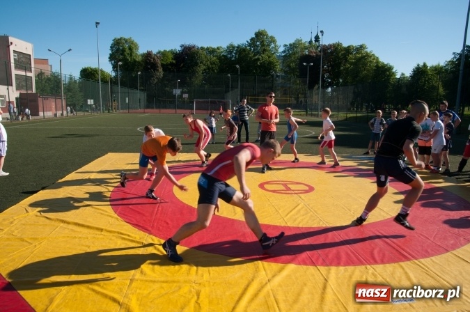 Zdjęcie w galerii na portalu naszraciborz.pl: Było nadzwyczajnie! Szkoła Podstawowa nr 18 zaprosiła na rodzinny festyn z okazji Dnia Dziecka wiadomości z regionu
