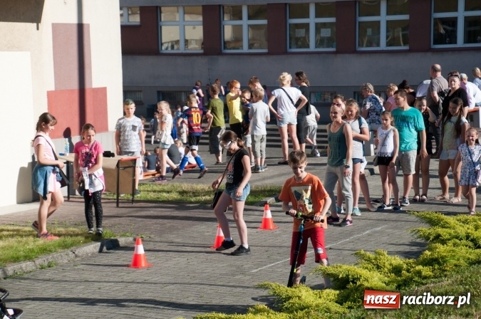 Zdjęcie w galerii na portalu naszraciborz.pl: Było nadzwyczajnie! Szkoła Podstawowa nr 18 zaprosiła na rodzinny festyn z okazji Dnia Dziecka wiadomości z regionu