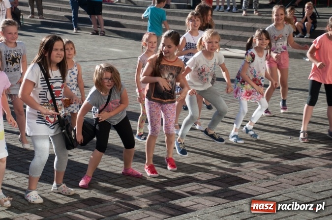 Zdjęcie w galerii na portalu naszraciborz.pl: Było nadzwyczajnie! Szkoła Podstawowa nr 18 zaprosiła na rodzinny festyn z okazji Dnia Dziecka wiadomości z regionu