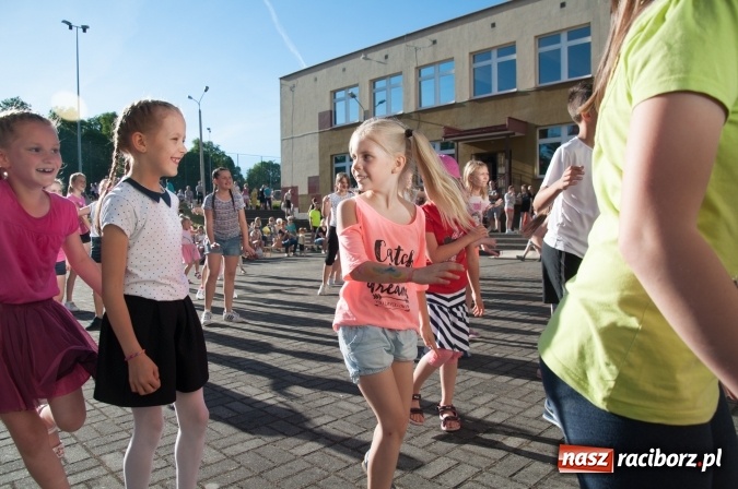 Zdjęcie w galerii na portalu naszraciborz.pl: Było nadzwyczajnie! Szkoła Podstawowa nr 18 zaprosiła na rodzinny festyn z okazji Dnia Dziecka wiadomości z regionu