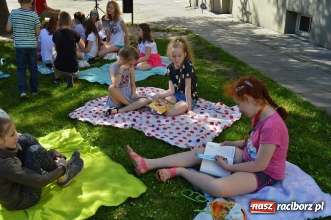 Zdjęcie w galerii na portalu naszraciborz.pl: Szkoła Podstawowa nr 4 i Gimnazjum nr 1 razem na rzecz czytelnictwa  wiadomości z regionu