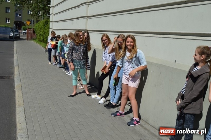 Zdjęcie w galerii na portalu naszraciborz.pl: Szkoła Podstawowa nr 4 i Gimnazjum nr 1 razem na rzecz czytelnictwa  wiadomości z regionu