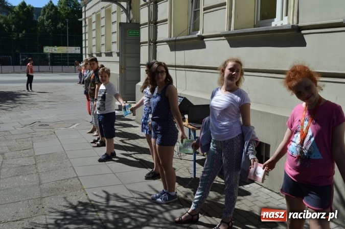 Zdjęcie w galerii na portalu naszraciborz.pl: Szkoła Podstawowa nr 4 i Gimnazjum nr 1 razem na rzecz czytelnictwa  wiadomości z regionu