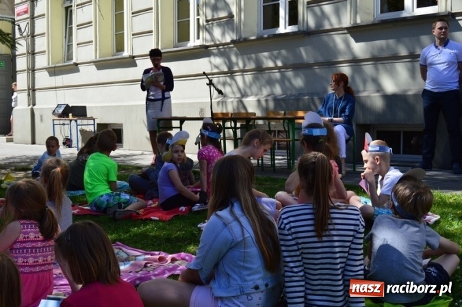 Zdjęcie w galerii na portalu naszraciborz.pl: Szkoła Podstawowa nr 4 i Gimnazjum nr 1 razem na rzecz czytelnictwa  wiadomości z regionu