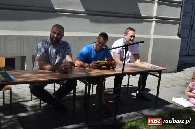 Zdjęcie w galerii na portalu naszraciborz.pl: Szkoła Podstawowa nr 4 i Gimnazjum nr 1 razem na rzecz czytelnictwa  wiadomości z regionu