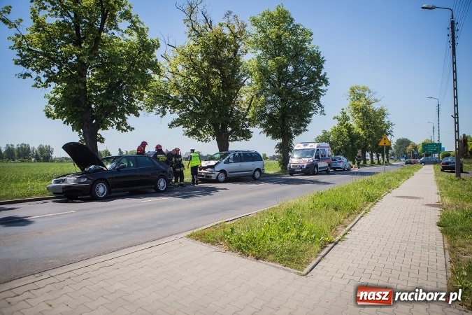 Zdjęcie w galerii na portalu naszraciborz.pl: Zderzenie seata i saaba na Opawskiej  wiadomości z regionu