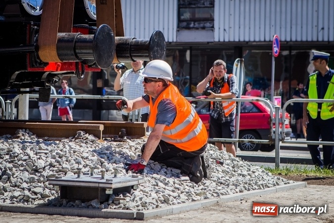 Zdjęcie w galerii na portalu naszraciborz.pl: Operacja Halinka - fotoreportaż z poprawiania torowiska wiadomości z regionu