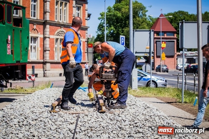 Zdjęcie w galerii na portalu naszraciborz.pl: Operacja Halinka - fotoreportaż z poprawiania torowiska wiadomości z regionu