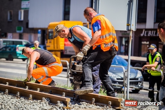 Zdjęcie w galerii na portalu naszraciborz.pl: Operacja Halinka - fotoreportaż z poprawiania torowiska wiadomości z regionu