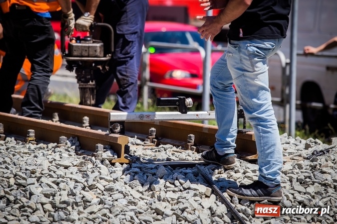 Zdjęcie w galerii na portalu naszraciborz.pl: Operacja Halinka - fotoreportaż z poprawiania torowiska wiadomości z regionu