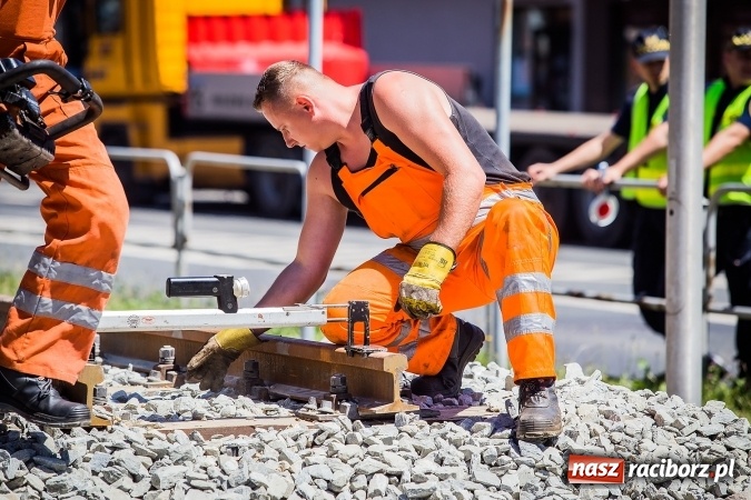 Zdjęcie w galerii na portalu naszraciborz.pl: Operacja Halinka - fotoreportaż z poprawiania torowiska wiadomości z regionu