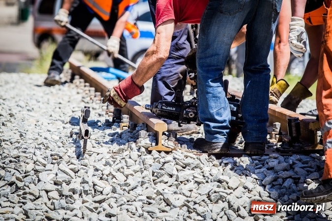 Zdjęcie w galerii na portalu naszraciborz.pl: Operacja Halinka - fotoreportaż z poprawiania torowiska wiadomości z regionu