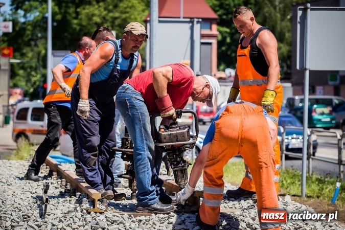 Zdjęcie w galerii na portalu naszraciborz.pl: Operacja Halinka - fotoreportaż z poprawiania torowiska wiadomości z regionu