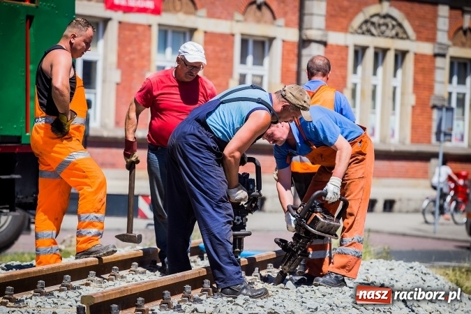 Zdjęcie w galerii na portalu naszraciborz.pl: Operacja Halinka - fotoreportaż z poprawiania torowiska wiadomości z regionu