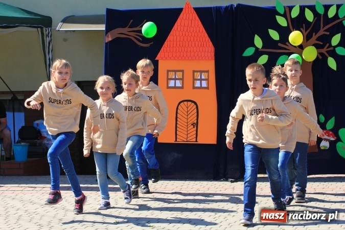 Zdjęcie w galerii na portalu naszraciborz.pl: Dzień Dziecka z klaunami w Rzuchowie wiadomości z regionu