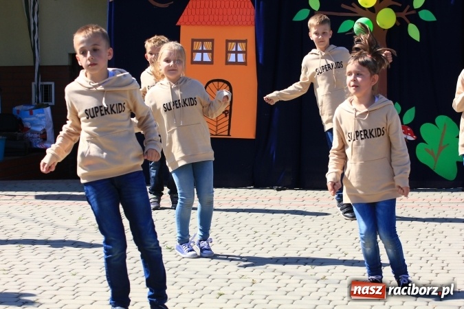 Zdjęcie w galerii na portalu naszraciborz.pl: Dzień Dziecka z klaunami w Rzuchowie wiadomości z regionu