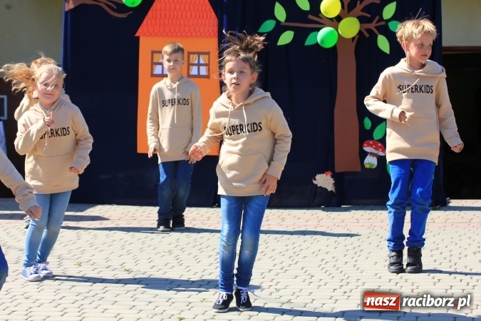 Zdjęcie w galerii na portalu naszraciborz.pl: Dzień Dziecka z klaunami w Rzuchowie wiadomości z regionu