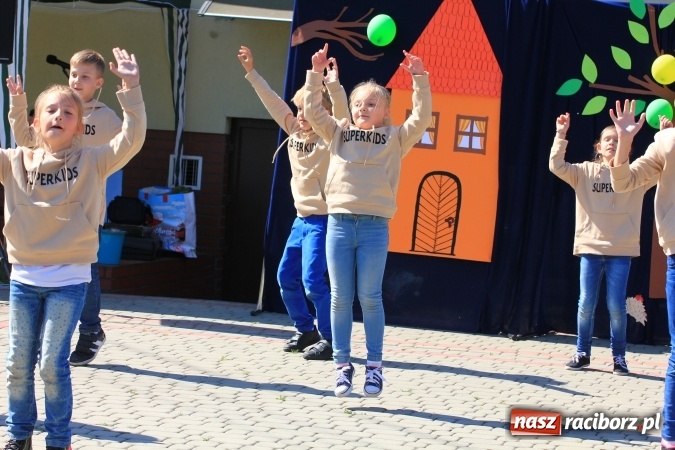 Zdjęcie w galerii na portalu naszraciborz.pl: Dzień Dziecka z klaunami w Rzuchowie wiadomości z regionu