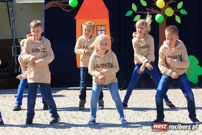 Zdjęcie w galerii na portalu naszraciborz.pl: Dzień Dziecka z klaunami w Rzuchowie wiadomości z regionu