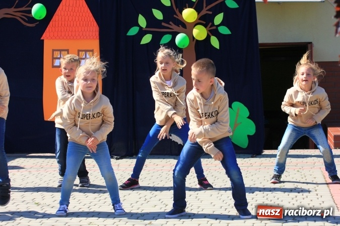 Zdjęcie w galerii na portalu naszraciborz.pl: Dzień Dziecka z klaunami w Rzuchowie wiadomości z regionu