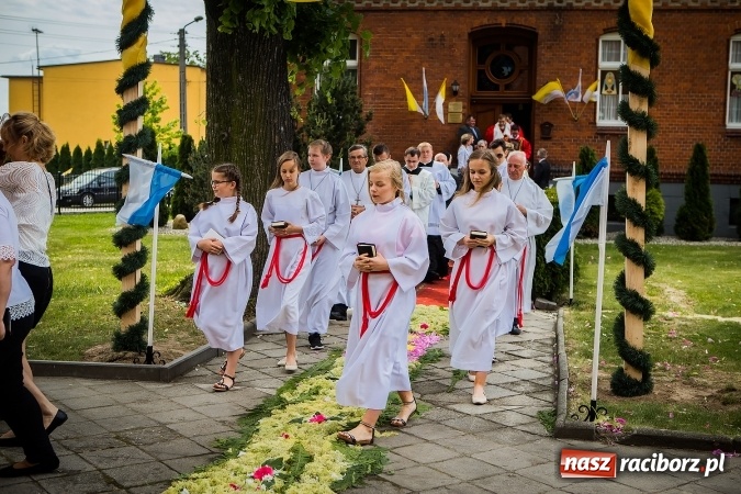 Zdjęcie w galerii na portalu naszraciborz.pl: Wielkie święto w Borucinie - prymicje ks. Dawida Sichmy  wiadomości z regionu