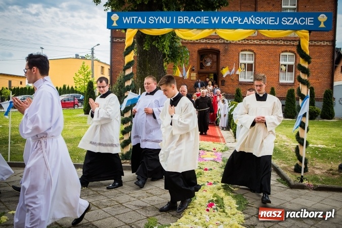 Zdjęcie w galerii na portalu naszraciborz.pl: Wielkie święto w Borucinie - prymicje ks. Dawida Sichmy  wiadomości z regionu