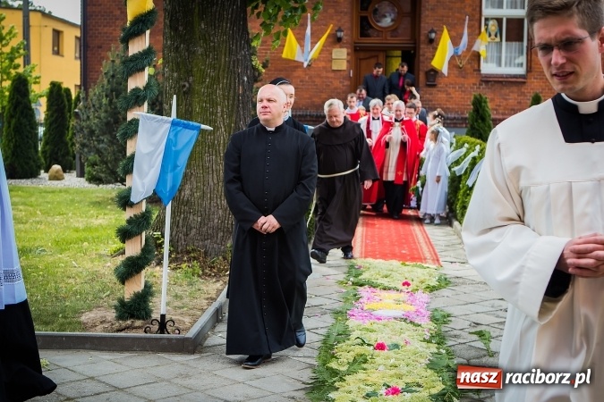 Zdjęcie w galerii na portalu naszraciborz.pl: Wielkie święto w Borucinie - prymicje ks. Dawida Sichmy  wiadomości z regionu