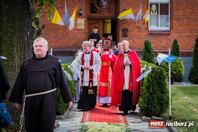 Zdjęcie w galerii na portalu naszraciborz.pl: Wielkie święto w Borucinie - prymicje ks. Dawida Sichmy  wiadomości z regionu
