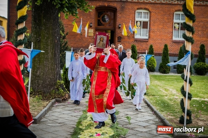 Zdjęcie w galerii na portalu naszraciborz.pl: Wielkie święto w Borucinie - prymicje ks. Dawida Sichmy  wiadomości z regionu
