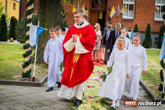 Zdjęcie w galerii na portalu naszraciborz.pl: Wielkie święto w Borucinie - prymicje ks. Dawida Sichmy  wiadomości z regionu