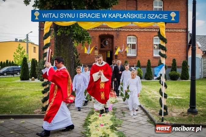 Zdjęcie w galerii na portalu naszraciborz.pl: Wielkie święto w Borucinie - prymicje ks. Dawida Sichmy  wiadomości z regionu