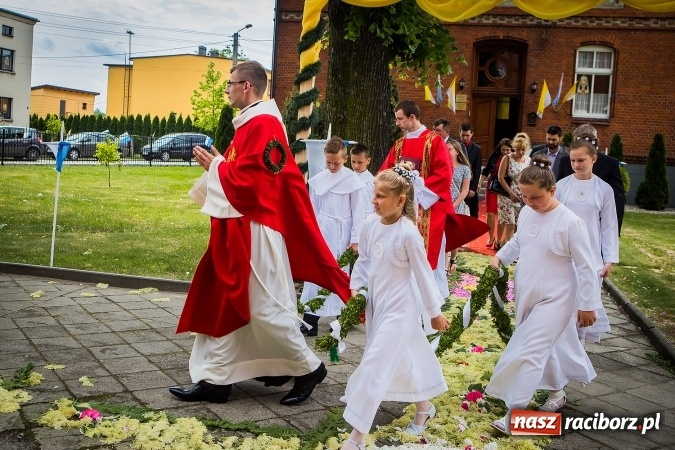 Zdjęcie w galerii na portalu naszraciborz.pl: Wielkie święto w Borucinie - prymicje ks. Dawida Sichmy  wiadomości z regionu