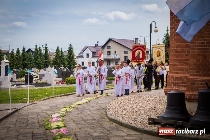 Zdjęcie w galerii na portalu naszraciborz.pl: Wielkie święto w Borucinie - prymicje ks. Dawida Sichmy  wiadomości z regionu