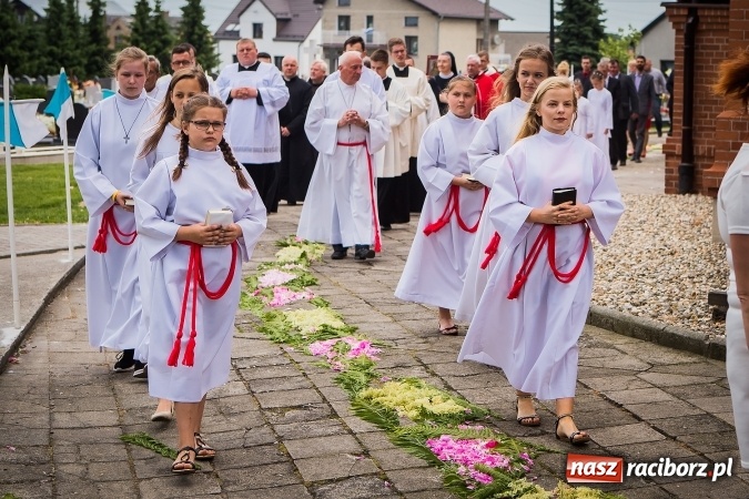 Zdjęcie w galerii na portalu naszraciborz.pl: Wielkie święto w Borucinie - prymicje ks. Dawida Sichmy  wiadomości z regionu