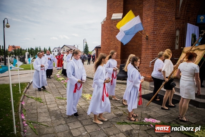 Zdjęcie w galerii na portalu naszraciborz.pl: Wielkie święto w Borucinie - prymicje ks. Dawida Sichmy  wiadomości z regionu