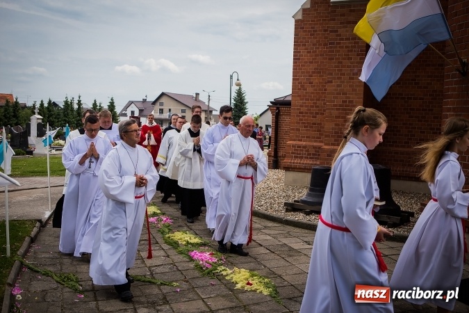 Zdjęcie w galerii na portalu naszraciborz.pl: Wielkie święto w Borucinie - prymicje ks. Dawida Sichmy  wiadomości z regionu