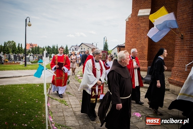 Zdjęcie w galerii na portalu naszraciborz.pl: Wielkie święto w Borucinie - prymicje ks. Dawida Sichmy  wiadomości z regionu