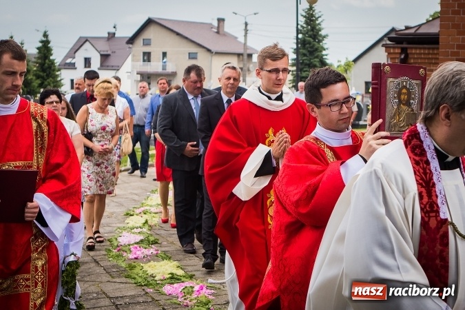 Zdjęcie w galerii na portalu naszraciborz.pl: Wielkie święto w Borucinie - prymicje ks. Dawida Sichmy  wiadomości z regionu