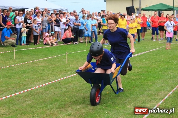 Zdjęcie w galerii na portalu naszraciborz.pl: Burzowy turniej sołectw w Łańcach. Zwyciężyła drużyna z Pogrzebienia!  wiadomości z regionu