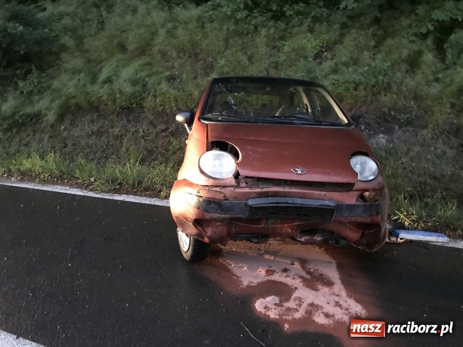 Zdjęcie w galerii na portalu naszraciborz.pl: Daewoo matiz wyleciał z drogi na Brzeskiej wiadomości z regionu