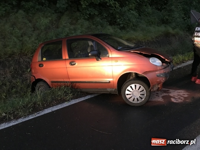 Zdjęcie w galerii na portalu naszraciborz.pl: Daewoo matiz wyleciał z drogi na Brzeskiej wiadomości z regionu