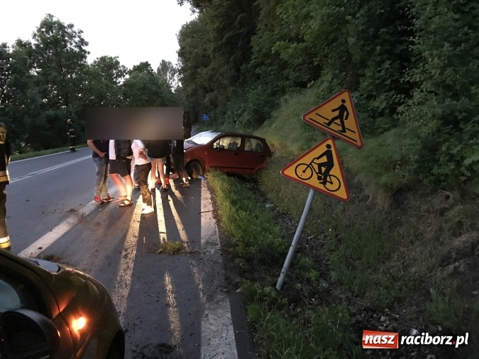 Zdjęcie w galerii na portalu naszraciborz.pl: Daewoo matiz wyleciał z drogi na Brzeskiej wiadomości z regionu