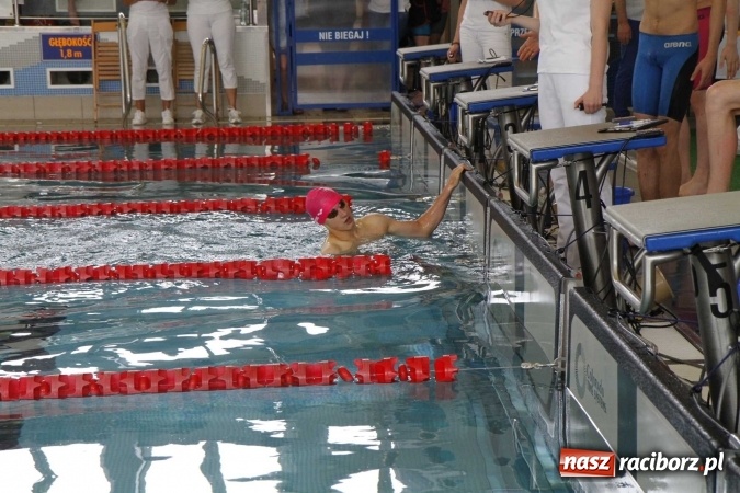 Zdjęcie w galerii na portalu naszraciborz.pl: Pływanie. 15 lat partnerstwa na pływalni ZSOMS wiadomości z regionu