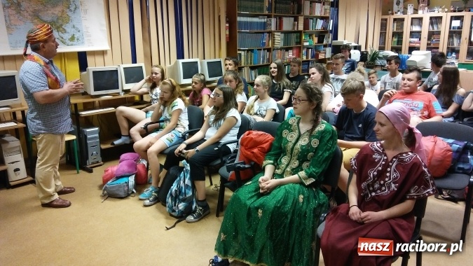 Zdjęcie w galerii na portalu naszraciborz.pl: Czytanie porusza - w Kuźni Raciborskiej zorganizowano Noc Bibliotek wiadomości z regionu