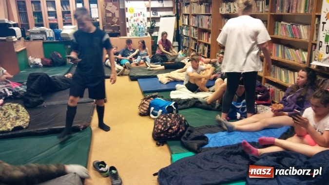 Zdjęcie w galerii na portalu naszraciborz.pl: Czytanie porusza - w Kuźni Raciborskiej zorganizowano Noc Bibliotek wiadomości z regionu