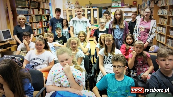 Zdjęcie w galerii na portalu naszraciborz.pl: Czytanie porusza - w Kuźni Raciborskiej zorganizowano Noc Bibliotek wiadomości z regionu