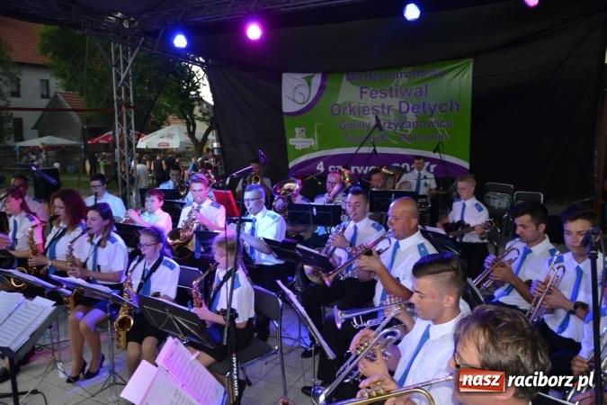 Zdjęcie w galerii na portalu naszraciborz.pl: Orkiestry dęte po raz piąty zagrały w Tworkowie  wiadomości z regionu